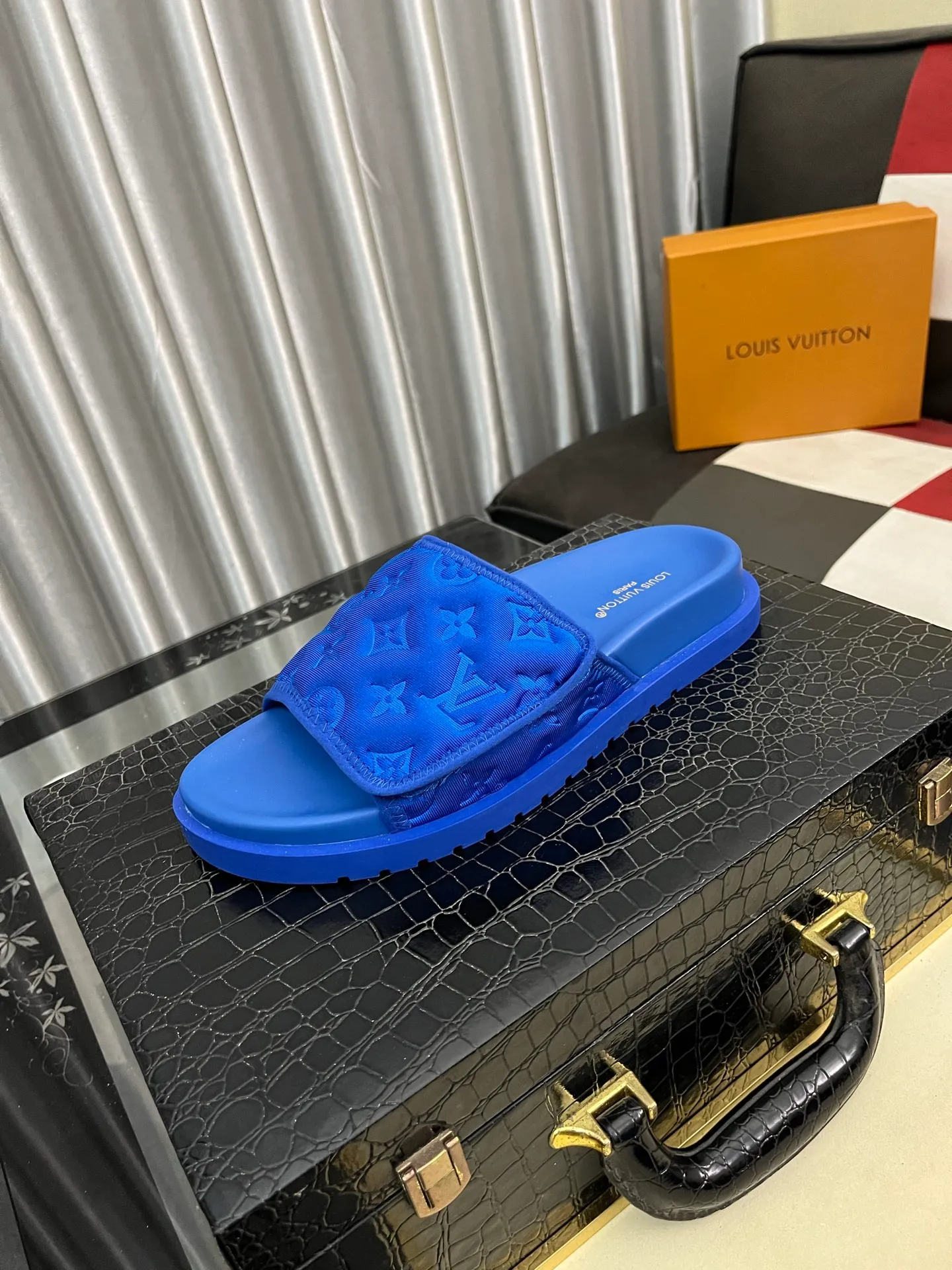 Men's men's shoes💰320⌚️⌚️[Louis Vuitton LV slippers] (high-end cowhide) counter 1:1 fashion style summer must-have! The designer used LV’s iconic outsole. The original simple slippers instantly become fashionable! The upper is made of flexible special cowhide leather straps alternately, and the workmanship is exquisite! A must-have for stylish men in summer, size 38-44